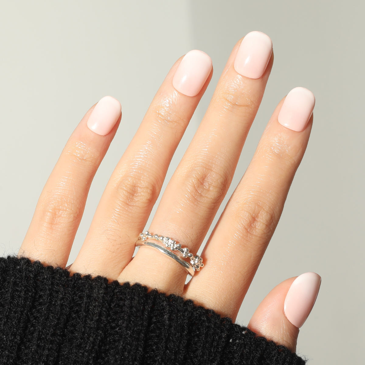 Short Ombre Pink,Ellie Vincy Press on Nails,  Round,Ombre, Pink press on nails,24 pcs, False nails,Reusable,Glue on nails,Sticky on nails,Pop on nails